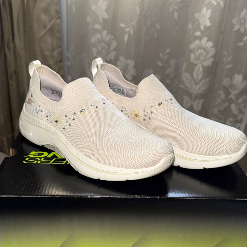 Stylish Women's Slip-On Shoes - Cream
